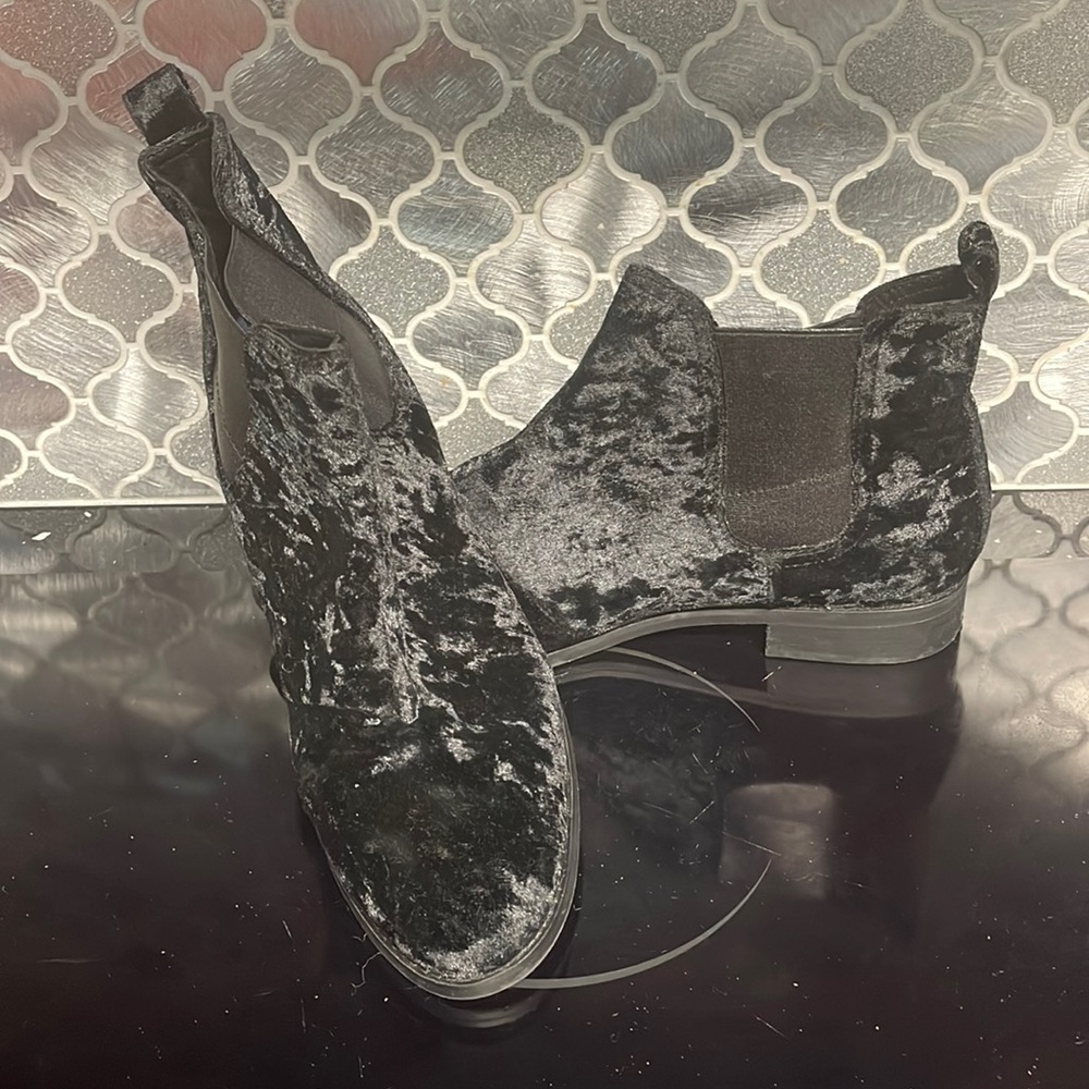 Tom's black crushed velvet booties 12w